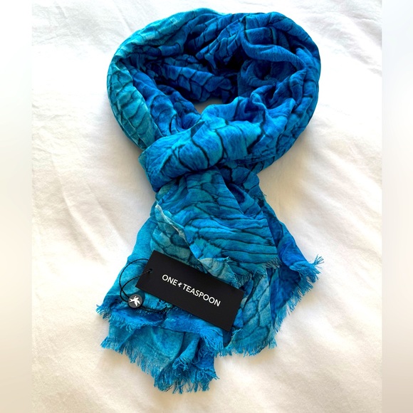 One Teaspoon NWT Viscose Scarf Blue Animal Print - Picture 3 of 7